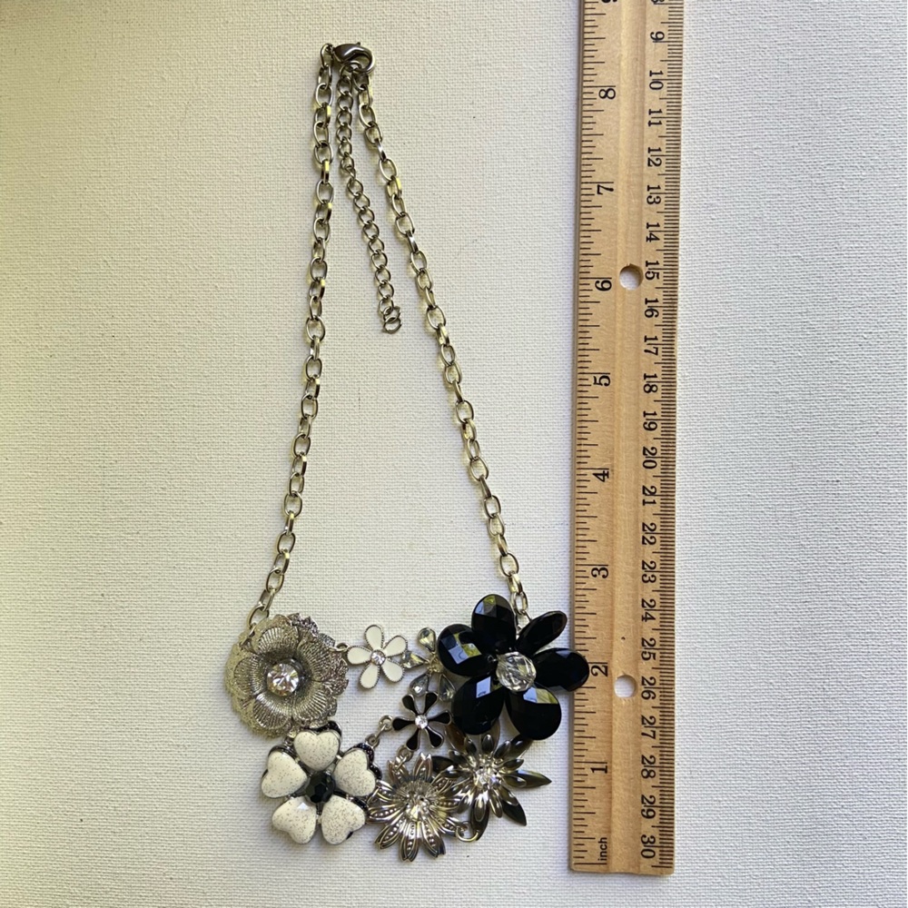 Black and white floral bib statement necklace in lightweight silvertone metal - Picture 7 of 9